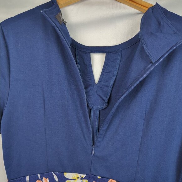 Keyhole Floral Dress with Pockets - Picture 9 of 9